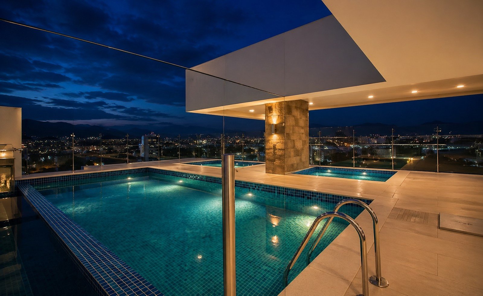 Zona de piscina nocturna, proyecto EFQ Studio